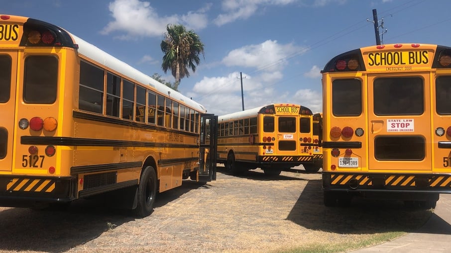 Multiple school buses_Pixabay